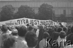 14.06.1987, Warszawa, Polska.
Trzecia pielgrzymka papieża Jana Pawła II do Polski. Uczestnicy mszy, odprawianej na Placu Defilad, z transparentem: 