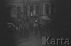 8.03.1968, Warszawa, Polska.
Strajk Studentów Uniwersytetu Warszawskiego, funkcjonariusze Milicji Obywatelskiej idący ulicą z pałkami. Fotografia wykonana z okna budynku Akademii Sztuk Pięknych.
Fot. Krzysztof Burnatowicz, zbiory Ośrodka KARTA