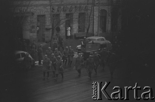 8.03.1968, Warszawa, Polska.
Strajk Studentów Uniwersytetu Warszawskiego, funkcjonariusze Milicji Obywatelskiej idący ulicą z pałkami. Fotografia wykonana z okna budynku Akademii Sztuk Pięknych.
Fot. Krzysztof Burnatowicz, zbiory Ośrodka KARTA