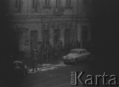 8.03.1968, Warszawa, Polska.
Strajk Studentów Uniwersytetu Warszawskiego, funkcjonariusze Milicji Obywatelskiej na Krakowskim Przedmieściu. Fotografia wykonana z okna budynku Akademii Sztuk Pięknych.
Fot. Krzysztof Burnatowicz, zbiory Ośrodka KARTA