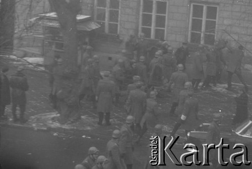 8.03.1968, Warszawa, Polska.
Strajk Studentów Uniwersytetu Warszawskiego, funkcjonariusze Milicji Obywatelskiej na ulicy. Fotografia wykonana z okna budynku Akademii Sztuk Pięknych.
Fot. Krzysztof Burnatowicz, zbiory Ośrodka KARTA