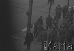 8.03.1968, Warszawa, Polska.
Strajk Studentów Uniwersytetu Warszawskiego, funkcjonariusze Milicji Obywatelskiej idący ulicą. Fotografia wykonana z okna budynku Akademii Sztuk Pięknych.
Fot. Krzysztof Burnatowicz, zbiory Ośrodka KARTA