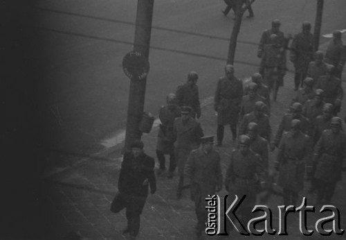 8.03.1968, Warszawa, Polska.
Strajk Studentów Uniwersytetu Warszawskiego, funkcjonariusze Milicji Obywatelskiej idący ulicą. Fotografia wykonana z okna budynku Akademii Sztuk Pięknych.
Fot. Krzysztof Burnatowicz, zbiory Ośrodka KARTA