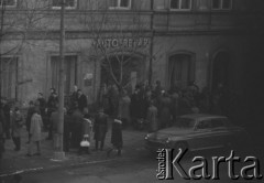 8.03.1968, Warszawa, Polska.
Strajk Studentów Uniwersytetu Warszawskiego, funkcjonariusze Milicji Obywatelskiej i przechodnie na Krakowskim Przedmieściu. Fotografia wykonana z okna budynku Akademii Sztuk Pięknych.
Fot. Krzysztof Burnatowicz, zbiory Ośrodka KARTA