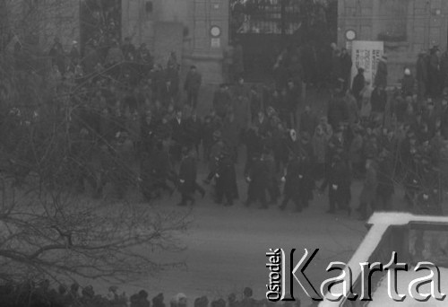 8.03.1968, Warszawa, Polska.
Strajk Studentów Uniwersytetu Warszawskiego, aktyw ORMO na Krakowskim Przedmieściu przed Bramą Główną Uniwersytetu Warszawskiego. Fotografia wykonana z okna budynku Akademii Sztuk Pięknych.
Fot. Krzysztof Burnatowicz, zbiory Ośrodka KARTA