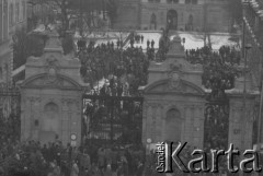 8.03.1968, Warszawa, Polska.
Strajk Studentów Uniwersytetu Warszawskiego. Tłum strajkujących studentów zgromadzony na dziedzińcu Uniwersytetu Warszawskiego i przed Bramą Główną. Fotografia wykonana z okna budynku Akademii Sztuk Pięknych.
Fot. Krzysztof Burnatowicz, zbiory Ośrodka KARTA