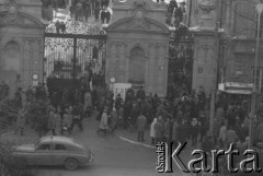 8.03.1968, Warszawa, Polska.
Strajk Studentów Uniwersytetu Warszawskiego. Tłum strajkujących studentów zgromadzony na dziedzińcu Uniwersytetu Warszawskiego i przed Bramą Główną. Fotografia wykonana z okna budynku Akademii Sztuk Pięknych.
Fot. Krzysztof Burnatowicz, zbiory Ośrodka KARTA