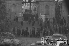 8.03.1968, Warszawa, Polska.
Strajk Studentów Uniwersytetu Warszawskiego, aktyw ORMO na Krakowskim Przedmieściu przed Bramą Główną UW. Fotografia wykonana z okna budynku Akademii Sztuk Pięknych.
Fot. Krzysztof Burnatowicz, zbiory Ośrodka KARTA