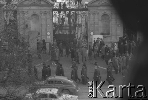 8.03.1968, Warszawa, Polska.
Strajk Studentów Uniwersytetu Warszawskiego, aktyw ORMO na Krakowskim Przedmieściu przed Bramą Główną Uniwersytetu Warszawskiego. Fotografia wykonana z okna budynku Akademii Sztuk Pięknych.
Fot. Krzysztof Burnatowicz, zbiory Ośrodka KARTA