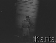 8.03.1968, Warszawa, Polska.
Strajk Studentów Uniwersytetu Warszawskiego, funkcjonariusz Milicji Obywatelskiej przeszukujący studenta na ulicy. Fotografia wykonana z okna budynku Akademii Sztuk Pięknych.
Fot. Krzysztof Burnatowicz, zbiory Ośrodka KARTA