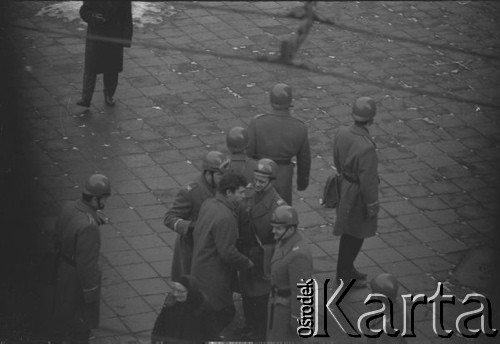 8.03.1968, Warszawa, Polska.
Strajk Studentów Uniwersytetu Warszawskiego, funkcjonariusze Milicji Obywatelskiej zatrzymujący studenta na ulicy. Fotografia wykonana z okna budynku Akademii Sztuk Pięknych.
Fot. Krzysztof Burnatowicz, zbiory Ośrodka KARTA