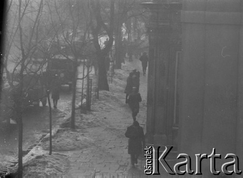 8.03.1968, Warszawa, Polska.
Strajk Studentów Uniwersytetu Warszawskiego, funkcjonariusze Milicji Obywatelskiej na ulicy. Fotografia wykonana z okna budynku Akademii Sztuk Pięknych.
Fot. Krzysztof Burnatowicz, zbiory Ośrodka KARTA