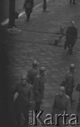 8.03.1968, Warszawa, Polska.
Strajk Studentów Uniwersytetu Warszawskiego, funkcjonariusze Milicji Obywatelskiej na ulicy. Fotografia wykonana z okna budynku Akademii Sztuk Pięknych.
Fot. Krzysztof Burnatowicz, zbiory Ośrodka KARTA