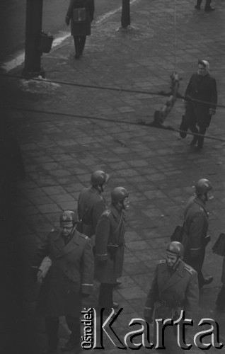 8.03.1968, Warszawa, Polska.
Strajk Studentów Uniwersytetu Warszawskiego, funkcjonariusze Milicji Obywatelskiej na ulicy. Fotografia wykonana z okna budynku Akademii Sztuk Pięknych.
Fot. Krzysztof Burnatowicz, zbiory Ośrodka KARTA