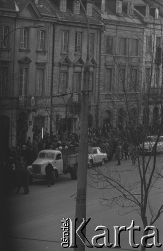 8.03.1968, Warszawa, Polska.
Strajk Studentów Uniwersytetu Warszawskiego, tłum na Krakowskim Przedmieściu. Fotografia wykonana z okna budynku Akademii Sztuk Pięknych.
Fot. Krzysztof Burnatowicz, zbiory Ośrodka KARTA