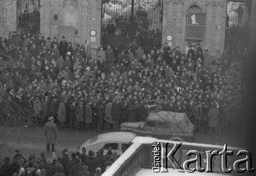 8.03.1968, Warszawa, Polska.
Strajk Studentów Uniwersytetu Warszawskiego, manifestanci zgromadzeni przed Bramą Główną UW. Fotografia wykonana z okna budynku Akademii Sztuk Pięknych.
Fot. Krzysztof Burnatowicz, zbiory Ośrodka KARTA