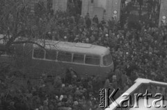 8.03.1968, Warszawa, Polska.
Strajk Studentów Uniwersytetu Warszawskiego, manifestanci przed Bramą Główną UW, w środku tłumu stoi autobus. Fotografia wykonana z okna budynku Akademii Sztuk Pięknych.
Fot. Krzysztof Burnatowicz, zbiory Ośrodka KARTA