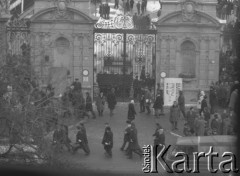 8.03.1968, Warszawa, Polska.
Strajk Studentów Uniwersytetu Warszawskiego, aktyw ORMO na Krakowskim Przedmieściu przed Bramą Główną UW. Fotografia wykonana z okna budynku Akademii Sztuk Pięknych.
Fot. Krzysztof Burnatowicz, zbiory Ośrodka KARTA