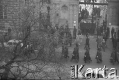 8.03.1968, Warszawa, Polska.
Strajk Studentów Uniwersytetu Warszawskiego, aktyw ORMO na Krakowskim Przedmieściu przed Bramą Główną UW. Fotografia wykonana z okna budynku Akademii Sztuk Pięknych.
Fot. Krzysztof Burnatowicz, zbiory Ośrodka KARTA