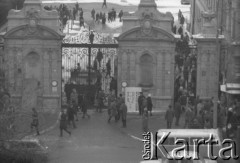 8.03.1968, Warszawa, Polska.
Strajk Studentów Uniwersytetu Warszawskiego, Brama Główna UW. Fotografia wykonana z okna budynku Akademii Sztuk Pięknych.
Fot. Krzysztof Burnatowicz, zbiory Ośrodka KARTA