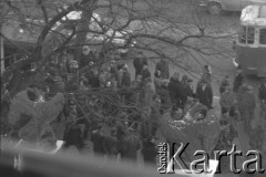 8.03.1968, Warszawa, Polska.
Strajk Studentów Uniwersytetu Warszawskiego, ludzie na ulicy. Fotografia wykonana z okna budynku Akademii Sztuk Pięknych.
Fot. Krzysztof Burnatowicz, zbiory Ośrodka KARTA