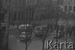 8.03.1968, Warszawa, Polska.
Strajk Studentów Uniwersytetu Warszawskiego, funkcjonariusze Milicji Obywatelskiej na Krakowskim Przedmieściu. Fotografia wykonana z okna budynku Akademii Sztuk Pięknych.
Fot. Krzysztof Burnatowicz, zbiory Ośrodka KARTA