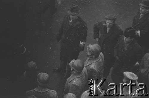 8.03.1968, Warszawa, Polska.
Strajk Studentów Uniwersytetu Warszawskiego, funkcjonariusze Milicji Obywatelskiej i aktyw ORMO. Fotografia wykonana z okna budynku Akademii Sztuk Pięknych.
Fot. Krzysztof Burnatowicz, zbiory Ośrodka KARTA