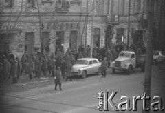 8.03.1968, Warszawa, Polska.
Strajk Studentów Uniwersytetu Warszawskiego, funkcjonariusze Milicji Obywatelskiej na Krakowskim Przedmieściu. Fotografia wykonana z okna budynku Akademii Sztuk Pięknych.
Fot. Krzysztof Burnatowicz, zbiory Ośrodka KARTA
