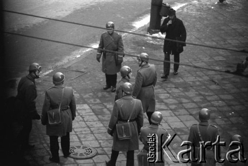8.03.1968, Warszawa, Polska.
Strajk Studentów Uniwersytetu Warszawskiego, funkcjonariusze Milicji Obywatelskiej na Krakowskim Przedmieściu. Fotografia wykonana z okna budynku Akademii Sztuk Pięknych.
Fot. Krzysztof Burnatowicz, zbiory Ośrodka KARTA