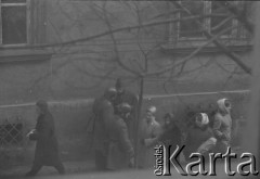 8.03.1968, Warszawa, Polska.
Strajk Studentów Uniwersytetu Warszawskiego, funkcjonariusze Milicji Obywatelskiej zatrzymujący kobiety na ulicy. Fotografia wykonana z okna budynku Akademii Sztuk Pięknych.
Fot. Krzysztof Burnatowicz, zbiory Ośrodka KARTA