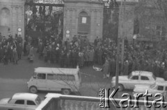 8.03.1968, Warszawa, Polska.
Strajk Studentów Uniwersytetu Warszawskiego, tłum przed Bramą Główną UW. Fotografia wykonana z okna budynku Akademii Sztuk Pięknych.
Fot. Krzysztof Burnatowicz, zbiory Ośrodka KARTA