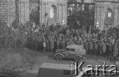 8.03.1968, Warszawa, Polska.
Strajk Studentów Uniwersytetu Warszawskiego, tłum na Krakowskim Przedmieściu przed Bramą Główną UW, na pierwszym planie samochód milicji. Fotografia wykonana z okna budynku Akademii Sztuk Pięknych.
Fot. Krzysztof Burnatowicz, zbiory Ośrodka KARTA