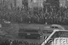 8.03.1968, Warszawa, Polska.
Strajk Studentów Uniwersytetu Warszawskiego, tłum przed Bramą Główną UW, na pierwszym planie milicyjna 