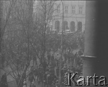 8.03.1968, Warszawa, Polska.
Strajk Studentów Uniwersytetu Warszawskiego, tłum na Krakowskim Przedmieściu. Fotografia wykonana z okna budynku Akademii Sztuk Pięknych.
Fot. Krzysztof Burnatowicz, zbiory Ośrodka KARTA