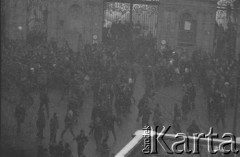 8.03.1968, Warszawa, Polska.
Strajk Studentów Uniwersytetu Warszawskiego, tłum przed Bramą Główną UW. Fotografia wykonana z okna budynku Akademii Sztuk Pięknych.
Fot. Krzysztof Burnatowicz, zbiory Ośrodka KARTA