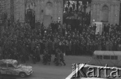 8.03.1968, Warszawa, Polska.
Strajk Studentów Uniwersytetu Warszawskiego, aktyw ORMO na Krakowskim Przedmieściu przed Bramą Główną UW. Fotografia wykonana z okna budynku Akademii Sztuk Pięknych.
Fot. Krzysztof Burnatowicz, zbiory Ośrodka KARTA