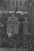 8.03.1968, Warszawa, Polska.
Strajk Studentów Uniwersytetu Warszawskiego, manifestanci na dziedzińcu i przed Bramą Główną UW. Fotografia wykonana z okna budynku Akademii Sztuk Pięknych.
Fot. Krzysztof Burnatowicz, zbiory Ośrodka KARTA