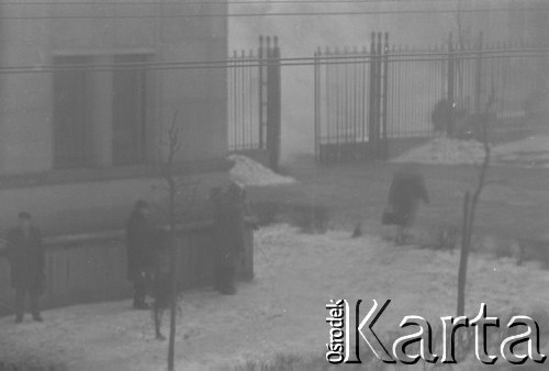 8.03.1968, Warszawa, Polska.
Strajk Studentów Uniwersytetu Warszawskiego, zadymiona ulica. Fotografia wykonana z okna budynku Akademii Sztuk Pięknych.
Fot. Krzysztof Burnatowicz, zbiory Ośrodka KARTA