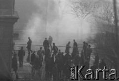 8.03.1968, Warszawa, Polska.
Strajk Studentów Uniwersytetu Warszawskiego, ludzie na zadymionej ulicy. Fotografia wykonana z okna budynku Akademii Sztuk Pięknych.
Fot. Krzysztof Burnatowicz, zbiory Ośrodka KARTA