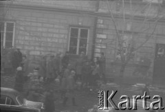 8.03.1968, Warszawa, Polska.
Strajk Studentów Uniwersytetu Warszawskiego, funkcjonariusze Milicji Obywatelskiej na Krakowskim Przedmieściu. Fotografia wykonana z okna budynku Akademii Sztuk Pięknych.
Fot. Krzysztof Burnatowicz, zbiory Ośrodka KARTA