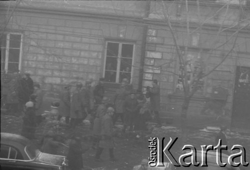 8.03.1968, Warszawa, Polska.
Strajk Studentów Uniwersytetu Warszawskiego, funkcjonariusze Milicji Obywatelskiej na Krakowskim Przedmieściu. Fotografia wykonana z okna budynku Akademii Sztuk Pięknych.
Fot. Krzysztof Burnatowicz, zbiory Ośrodka KARTA