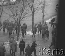 8.03.1968, Warszawa, Polska.
Strajk Studentów Uniwersytetu Warszawskiego, funkcjonariusze Milicji Obywatelskiej na Krakowskim Przedmieściu. Fotografia wykonana z okna budynku Akademii Sztuk Pięknych.
Fot. Krzysztof Burnatowicz, zbiory Ośrodka KARTA