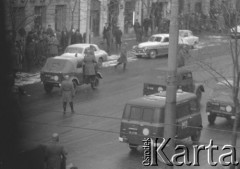 8.03.1968, Warszawa, Polska.
Strajk Studentów Uniwersytetu Warszawskiego, funkcjonariusze Milicji Obywatelskiej na Krakowskim Przedmieściu. Fotografia wykonana z okna budynku Akademii Sztuk Pięknych.
Fot. Krzysztof Burnatowicz, zbiory Ośrodka KARTA