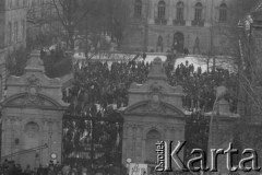 8.03.1968, Warszawa, Polska.
Strajk Studentów Uniwersytetu Warszawskiego, manifestanci na dziedzińcu uczelni. Fotografia wykonana z okna budynku Akademii Sztuk Pięknych.
Fot. Krzysztof Burnatowicz, zbiory Ośrodka KARTA