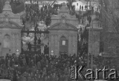 8.03.1968, Warszawa, Polska.
Strajk Studentów Uniwersytetu Warszawskiego. Studenci na dziedzińcu i przed Bramą Główną UW Fotografia wykonana z okna budynku Akademii Sztuk Pięknych.
Fot. Krzysztof Burnatowicz, zbiory Ośrodka KARTA