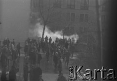 8.03.1968, Warszawa, Polska.
Strajk Studentów Uniwersytetu Warszawskiego, grupa ludzi na zadymionej ulicy. Fotografia wykonana z okna budynku Akademii Sztuk Pięknych.
Fot. Krzysztof Burnatowicz, zbiory Ośrodka KARTA
