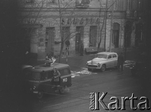 8.03.1968, Warszawa, Polska.
Strajk Studentów Uniwersytetu Warszawskiego, funkcjonariusz Milicji Obywatelskiej filmujący manifestantów z milicyjnej 