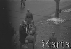 8.03.1968, Warszawa, Polska.
Strajk Studentów Uniwersytetu Warszawskiego, funkcjonariusze Milicji Obywatelskiej legitymujący mężczyznę na ulicy. Fotografia wykonana z okna budynku Akademii Sztuk Pięknych.
Fot. Krzysztof Burnatowicz, zbiory Ośrodka KARTA