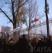 Przed 3.11.1984, Warszawa Żoliborz, Polska.
Porwanie i śmierć księdza Jerzego Popiełuszki. Wierni zgromadzeni przed kościołem św. Stanisława Kostki, na ogrodzeniu wiszą transparenty.
Fot. Krzysztof Burnatowicz, zbiory Ośrodka KARTA.
