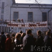 Przed 3.11.1984, Warszawa Żoliborz, Polska.
Porwanie księdza Jerzego Popiełuszki. Wierni zgromadzeni przed kościołem św. Stanisława Kostki, na ogrodzeniu wisi transparent: 